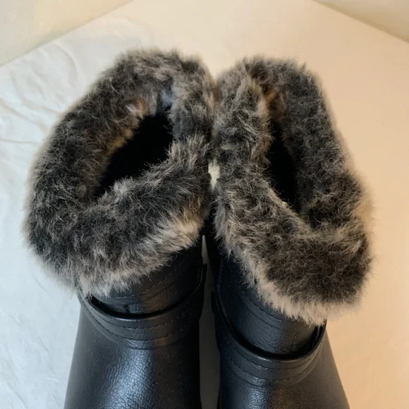 Short Fur Cuffed Black Boots.  Size 7.  **NEW** - Picture 7 of 11